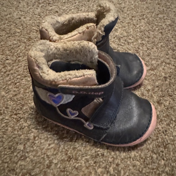 Barefoot Kids Boots with Heart Design - Picture 1 of 4